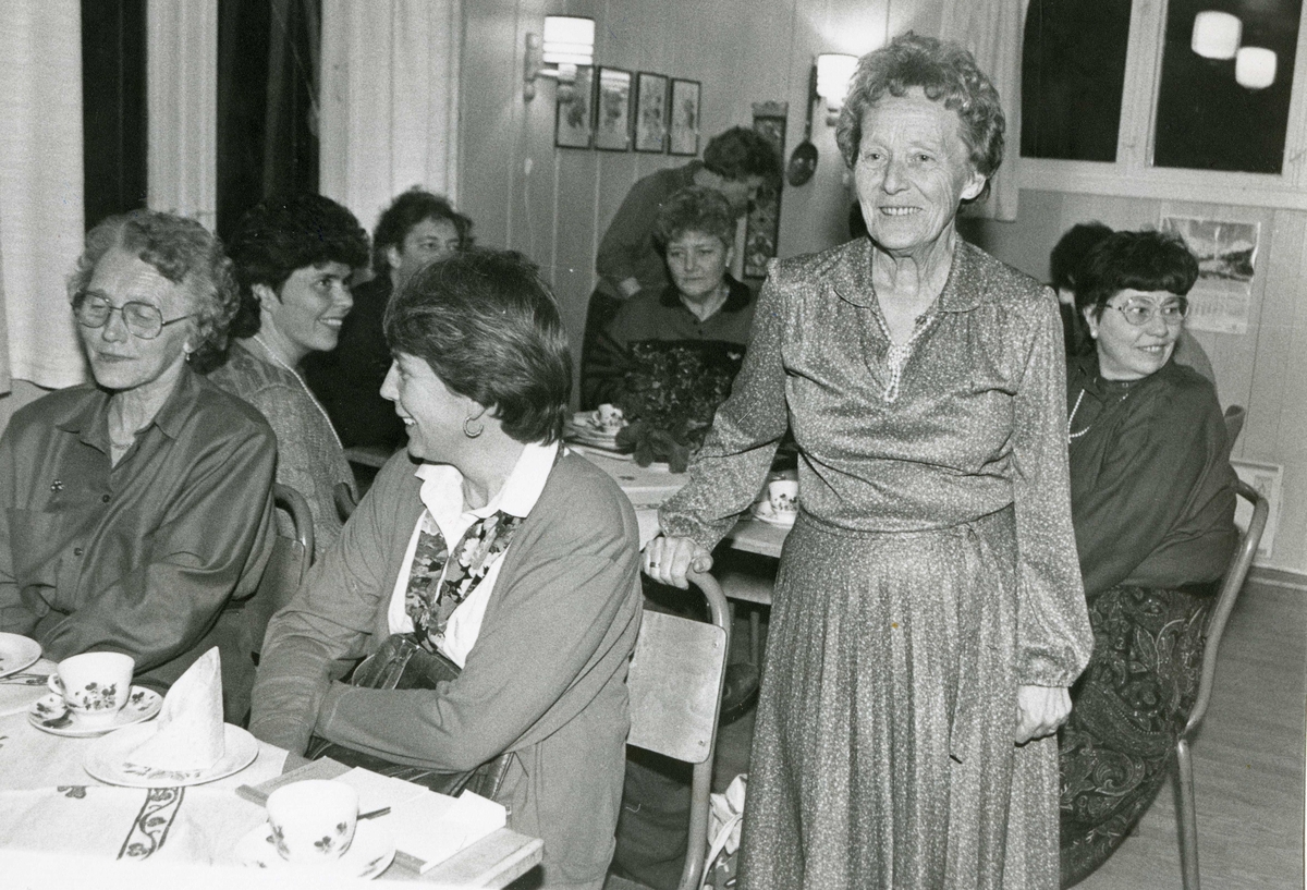 Sannidal Sannitetsforening. Mammy Tveitereid, stående. Inger Johanne og ...