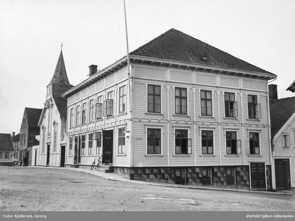 Gateparti Stavanger 1909. Metodistkirke? Gateskilt: Brødregaden, gate til høyre.