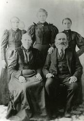 Familien Hanna og Nils med Hannas døtre Ingeborg Teodora, Je