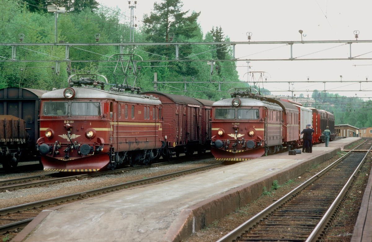 Godstogene 5166, Roa - Grefsen, og 5174, Eina - Roa, på Roa stasjon med elektriske lokomotiver type El 11. Konduktørvogn type BFV 1. Tog 5174 fortsatte som 5175 til Hønefoss. Lokomotivet til 5166 ble ofte nyttet som utilkoplet hjelpelok i Kalvsjøbakken, for å hjelpe 5175 opp den bratte bakken.