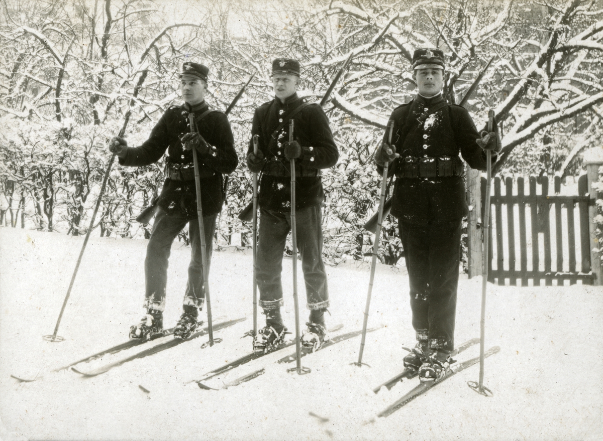 Infanterister poserar och är redo att åka skidor. På mannen längst till vänster finns på mössan siffran 12.