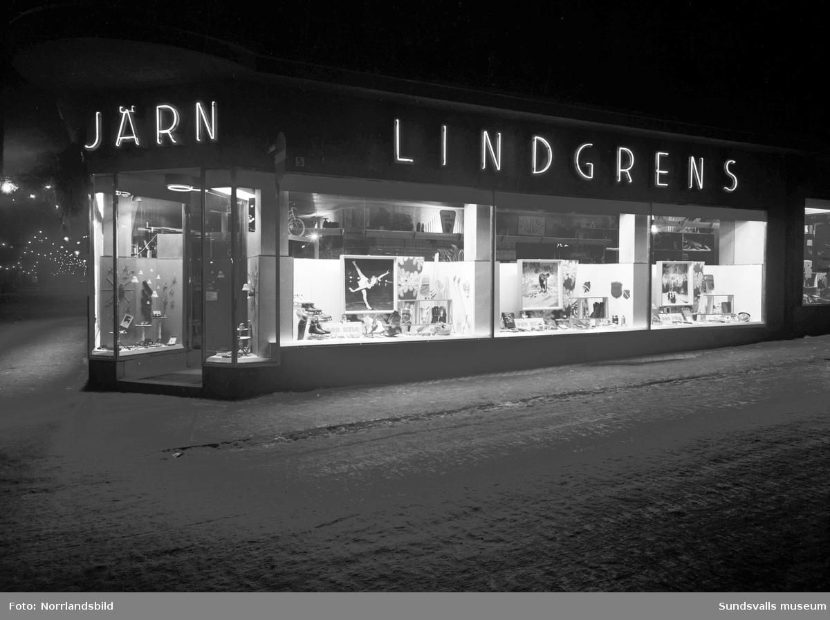 Julskyltat i fönstren hos Lindgrens järnhandel.
