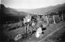 Postopnar Ingvar Grøthe har fotografert postsekken og sykkel