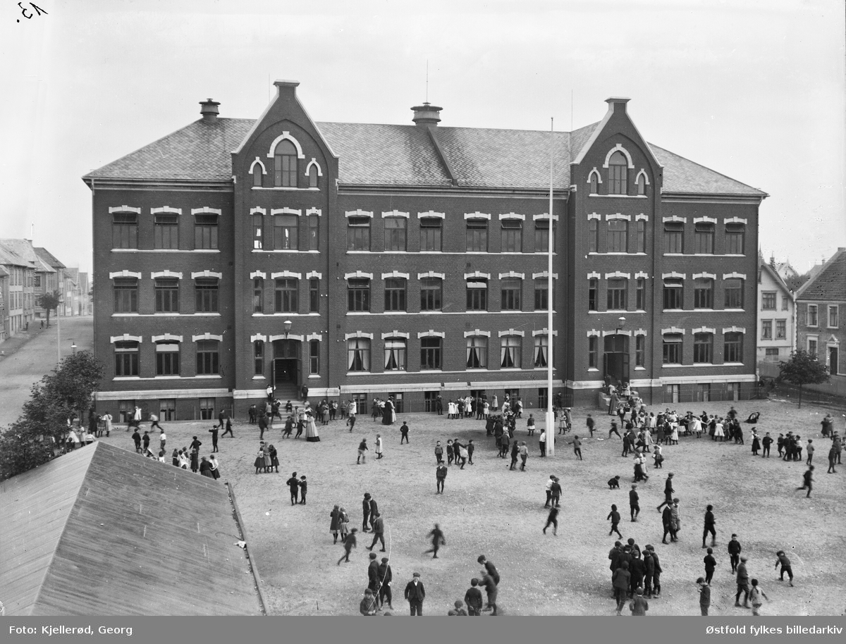 Storhaug skole i Stavanger 1910. Skolegård med barn.