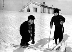 Holøiydalen skole, ski-lek.