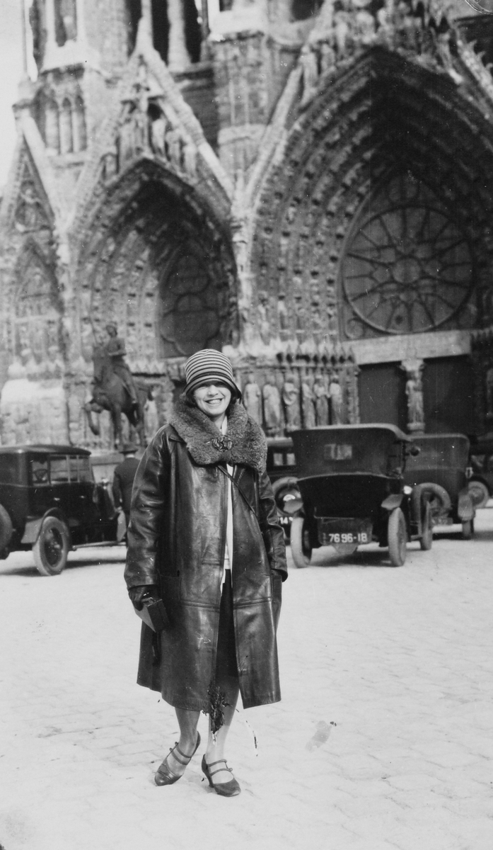 Klara Thams foran inngangen til katedralen Notre Dame i Paris.
