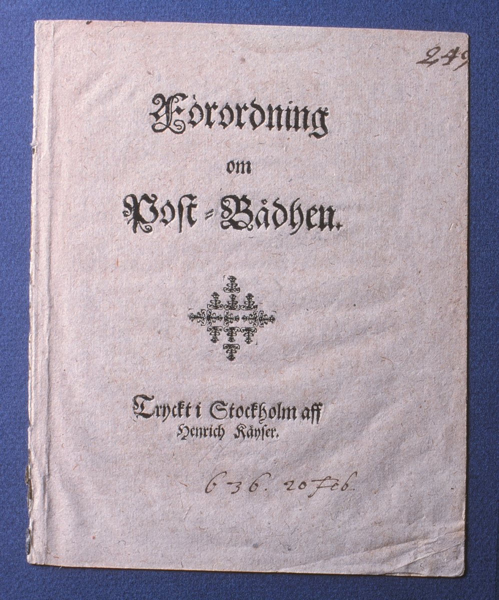 Seriebild M 22. Omslaget till "Förordning om Post-Bådhen" tryckt i
Stockholm 20 februari 1636. I Postmusei samlingar.