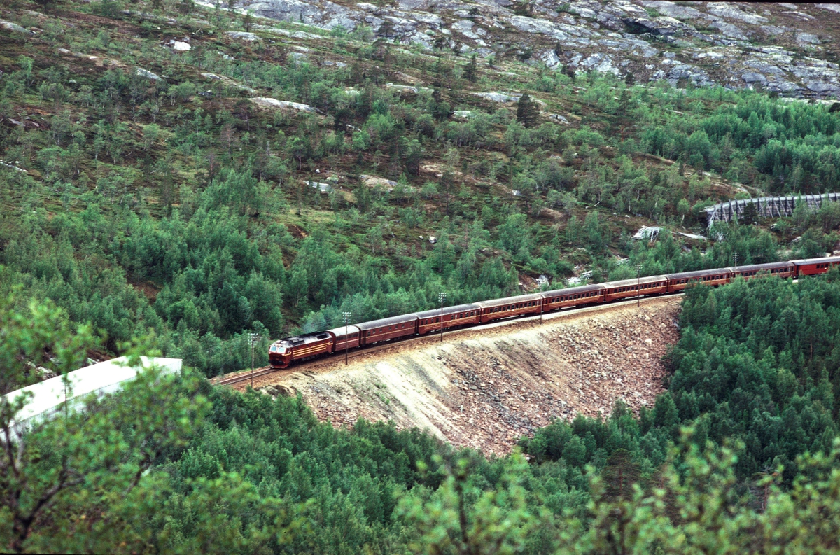 NSB sørgående daghurtigtog Bodø - Trondheim ved Kjemåga med dieselelektrisk lokomotiv type Di 4.