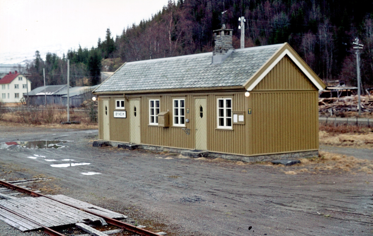 Øyheim stasjon, stasjonsbygning. Namsoslinjen. Bildet er tatt fra tog 484 (Namsos - Grong).
