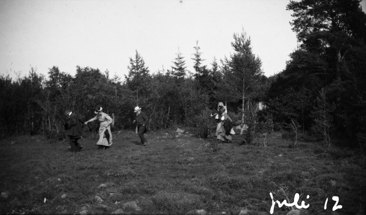 Fotoarkivet etter Gunnar Knudsen. Mennesker på tur i skogen. Bildet er tatt i juli 1912.