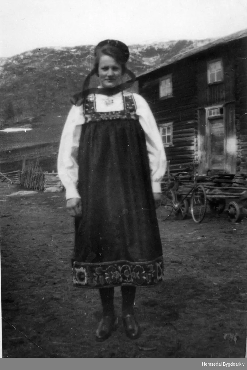 Signe Tuv på Tuv Nedre i Hemsedal ein gong på 1940-talet. Ho vart  gift Holde.