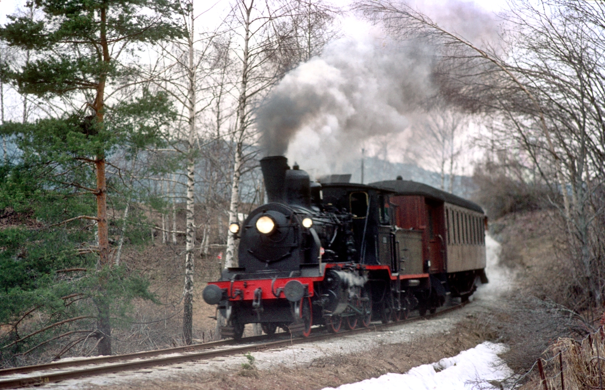 Veterantog Drammen - Krøderen med damplokomotiv 21b 252 nærmer seg Kløftefoss.