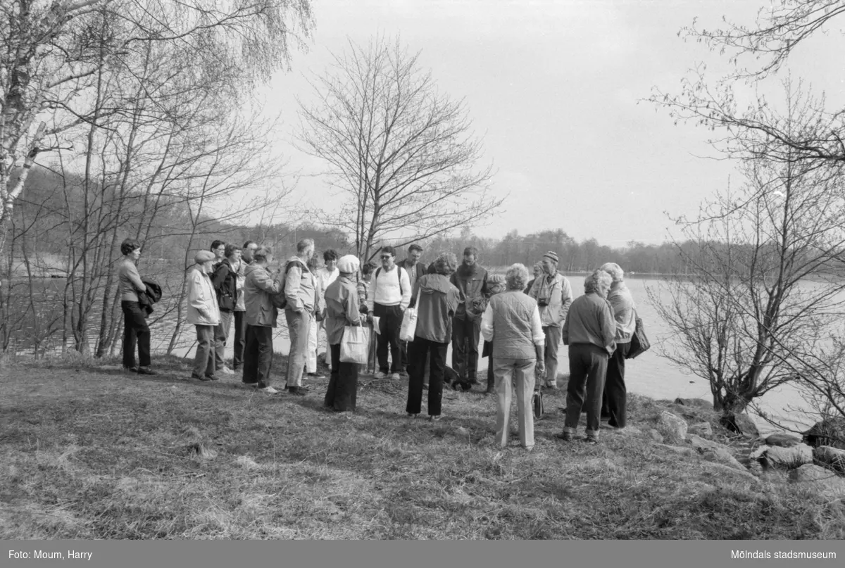 Kållereds hembygdsförening anordnar sockenvandring runt Tulebosjön i Kållered, år 1985.

För mer information om bilden se under tilläggsinformation.