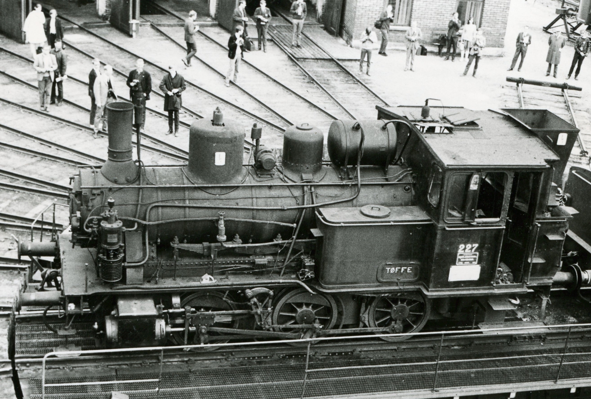 Damplokomotiv type 25a nr. 227 på Hamar stasjon. Lokomotivet er trukket frem for fotografering i forbindelse med Svenska Järnvägsklubbens veterantogstur.