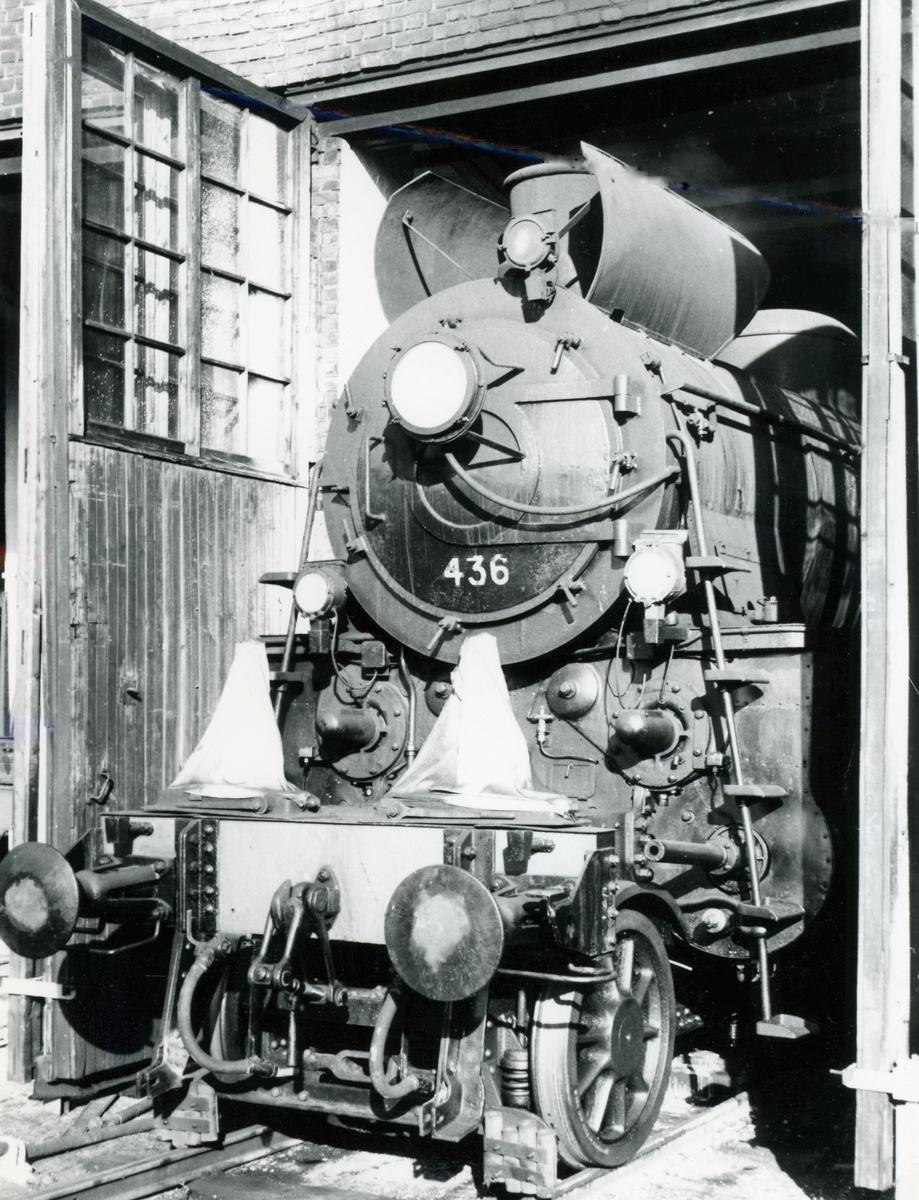 Damplok type 26c nr. 436 på Hamar stasjon. Lokomotivet kjøres frem for fotografering i forbindelse med Svenska Järnvägsklubbens veterantogstur.