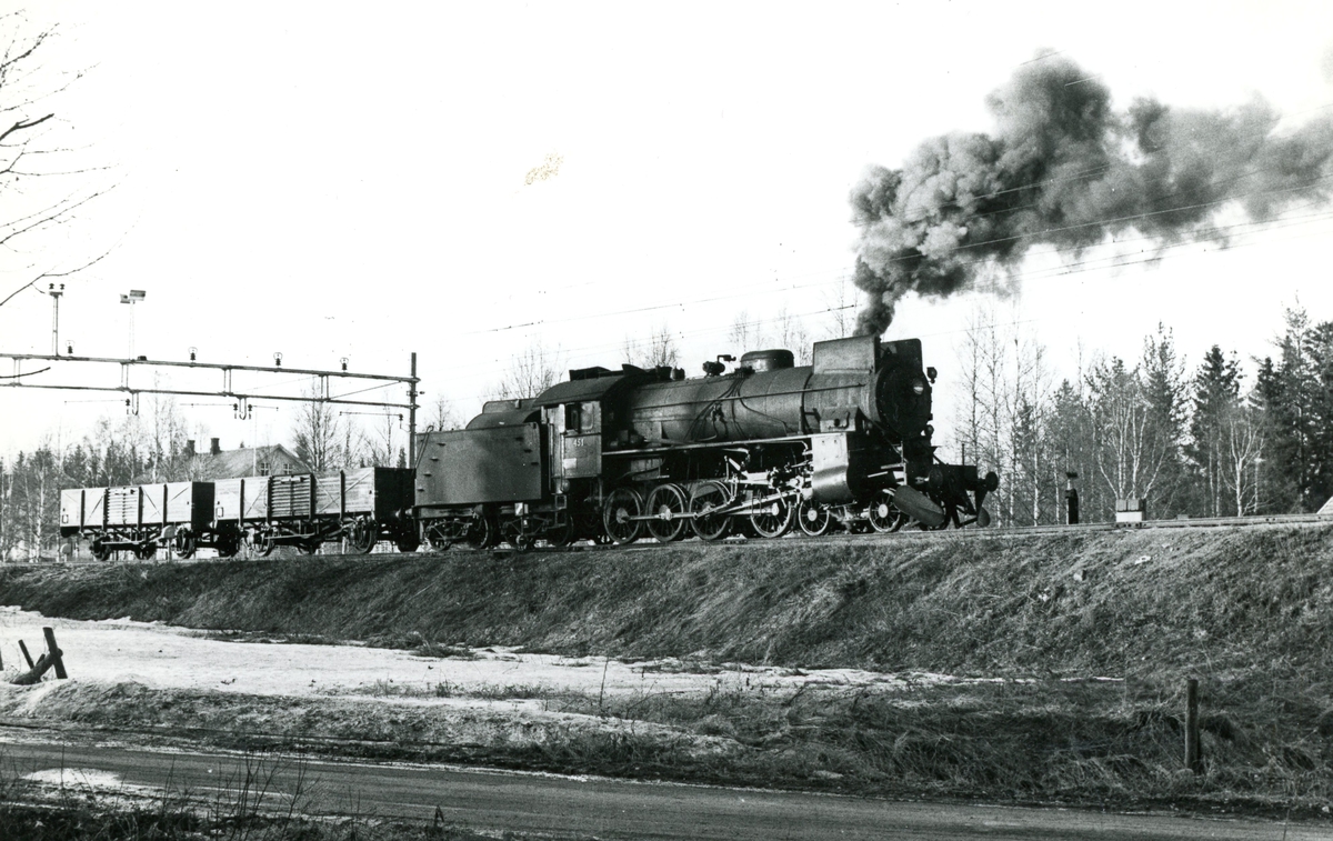 Skifting på Eina stasjon med damplok type 31b nr. 451.