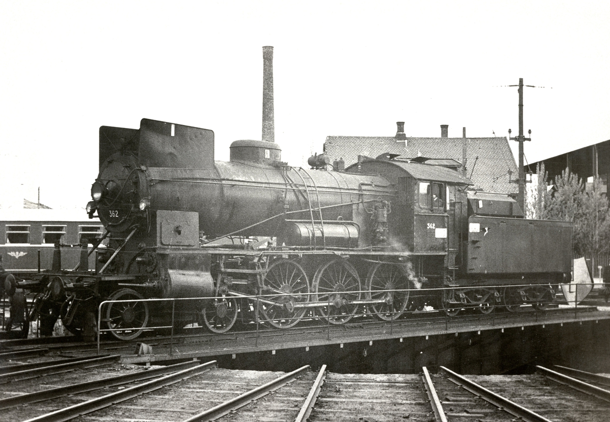 Damplokomotiv 30b nr. 362 på svingskiven på Hamar stasjon