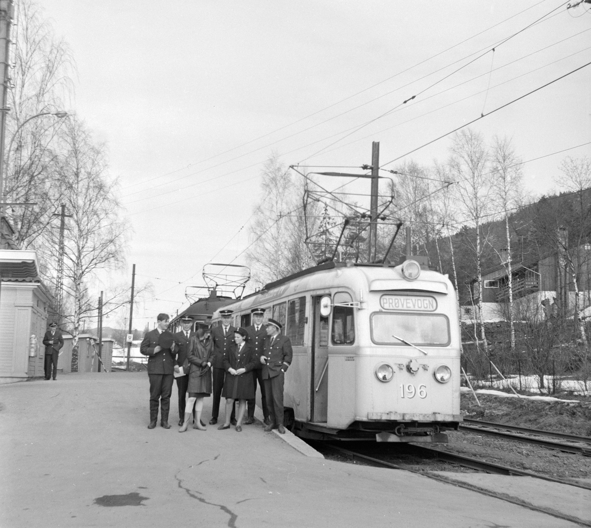 Oslo Sporveiers "Gullfisk" type B1 nr. 196 på Kolsås stasjon.