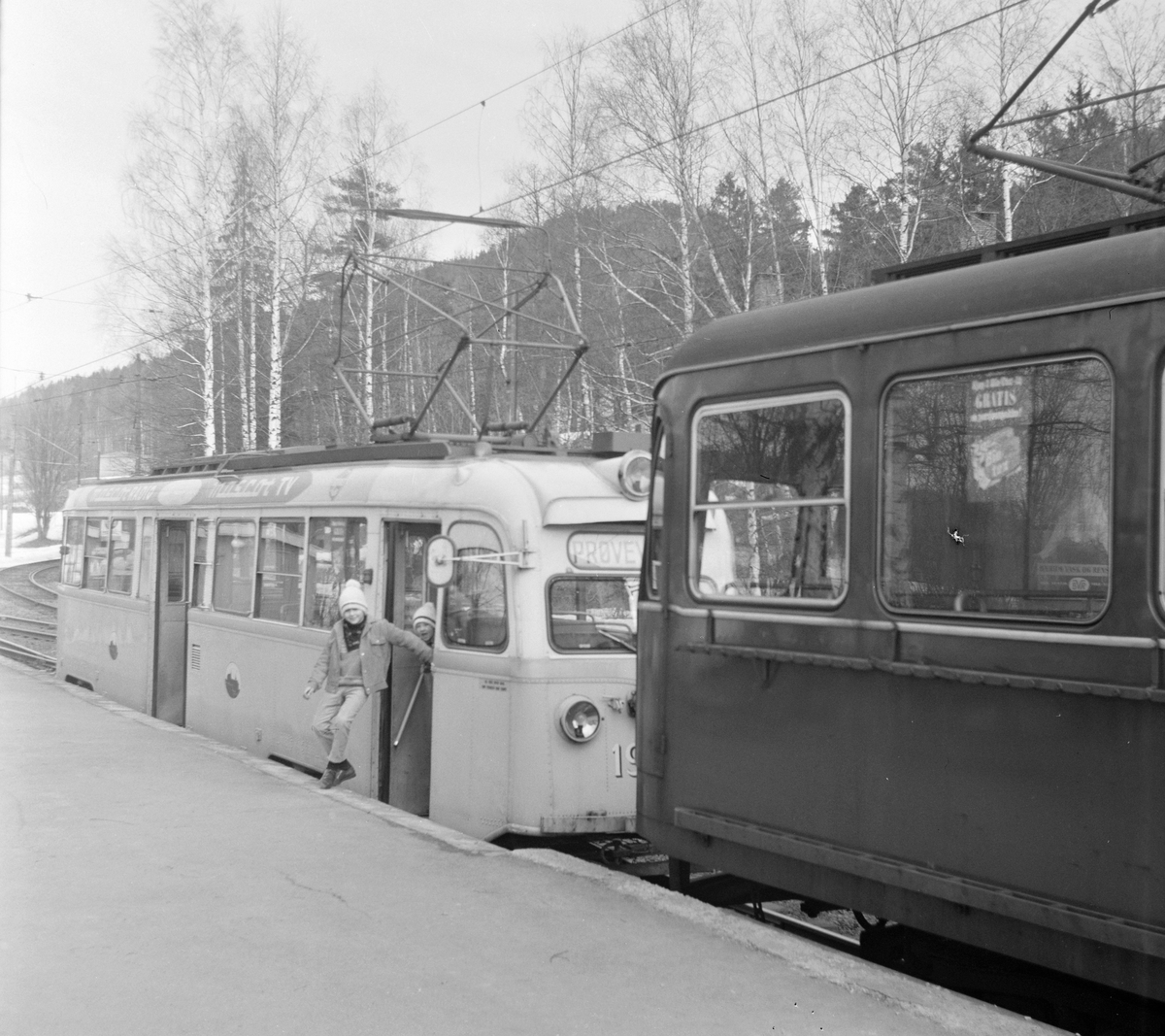 Oslo Sporveiers "Gullfisk" type B1 nr. 196 på Kolsås stasjon.