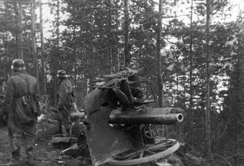 Løytnant Baumanns kanon etter angrepet. Baumann, sjef for kanonen, ble drept. Foto, Øyvind Leonsens billedsamling.