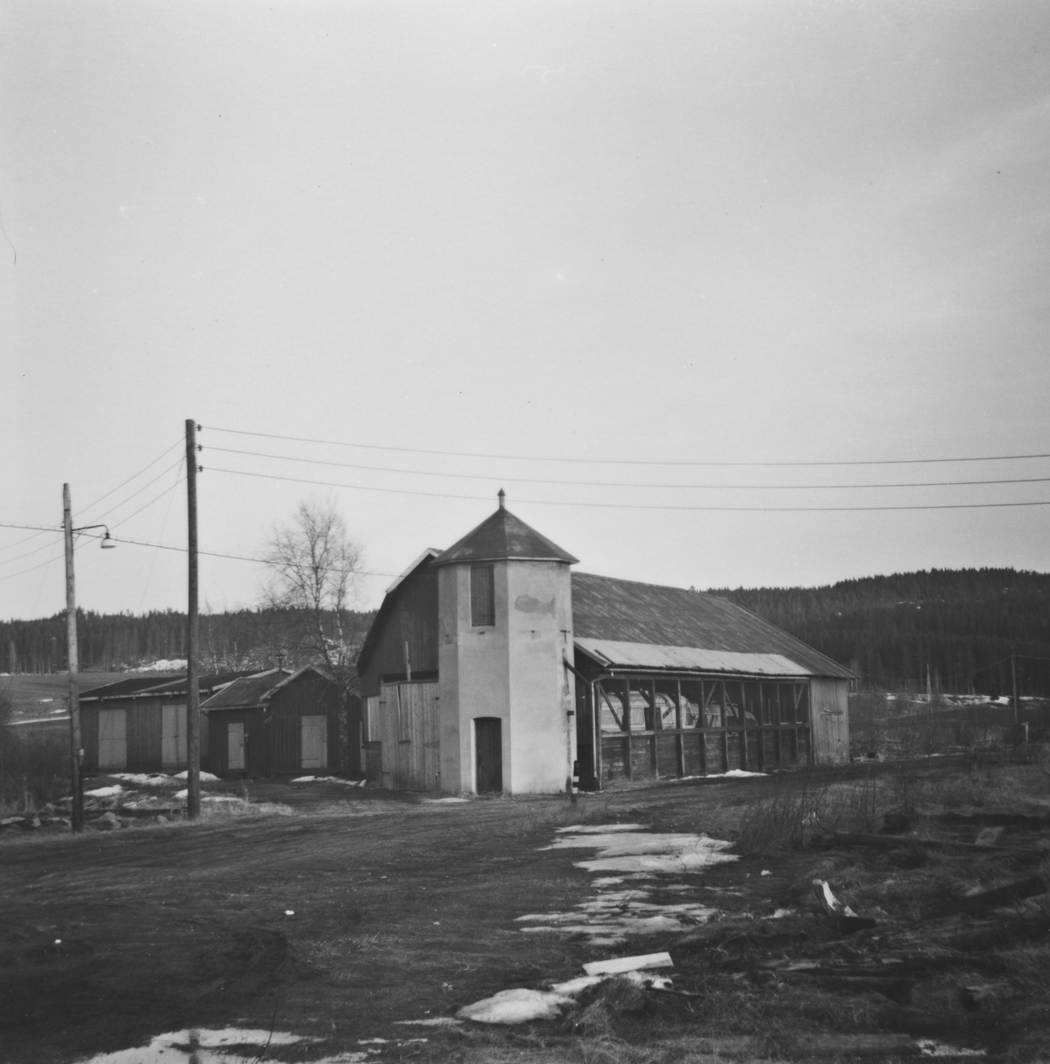 Urskog-Hølandsbanens vanntårn og kullskur på Bjørkelangen stasjon står fortsatt, åtte år etter banens nedleggelse.