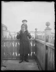 Lærer Sandaker med gutten Fritjof Hamborg på skuldrene