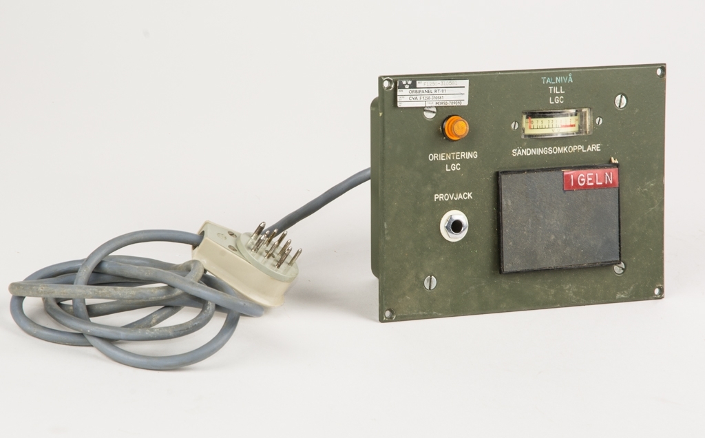 Talpanel (orbipanel) för radiostation RT-01. Försedd med talnivå till LGC samt sändningsomkopplare. Omkopplaren försedd med namnlapp "Igeln" (LGC).