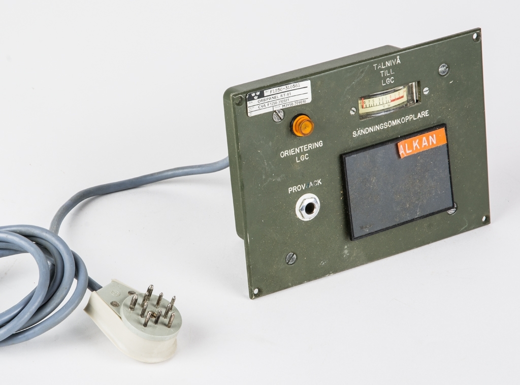 Talpanel (orbipanel) för radiostation RT-01. Försedd med talnivå till LGC samt sändningsomkopplare. Omkopplaren försedd med namnlapp "Alkan" (LGC).
