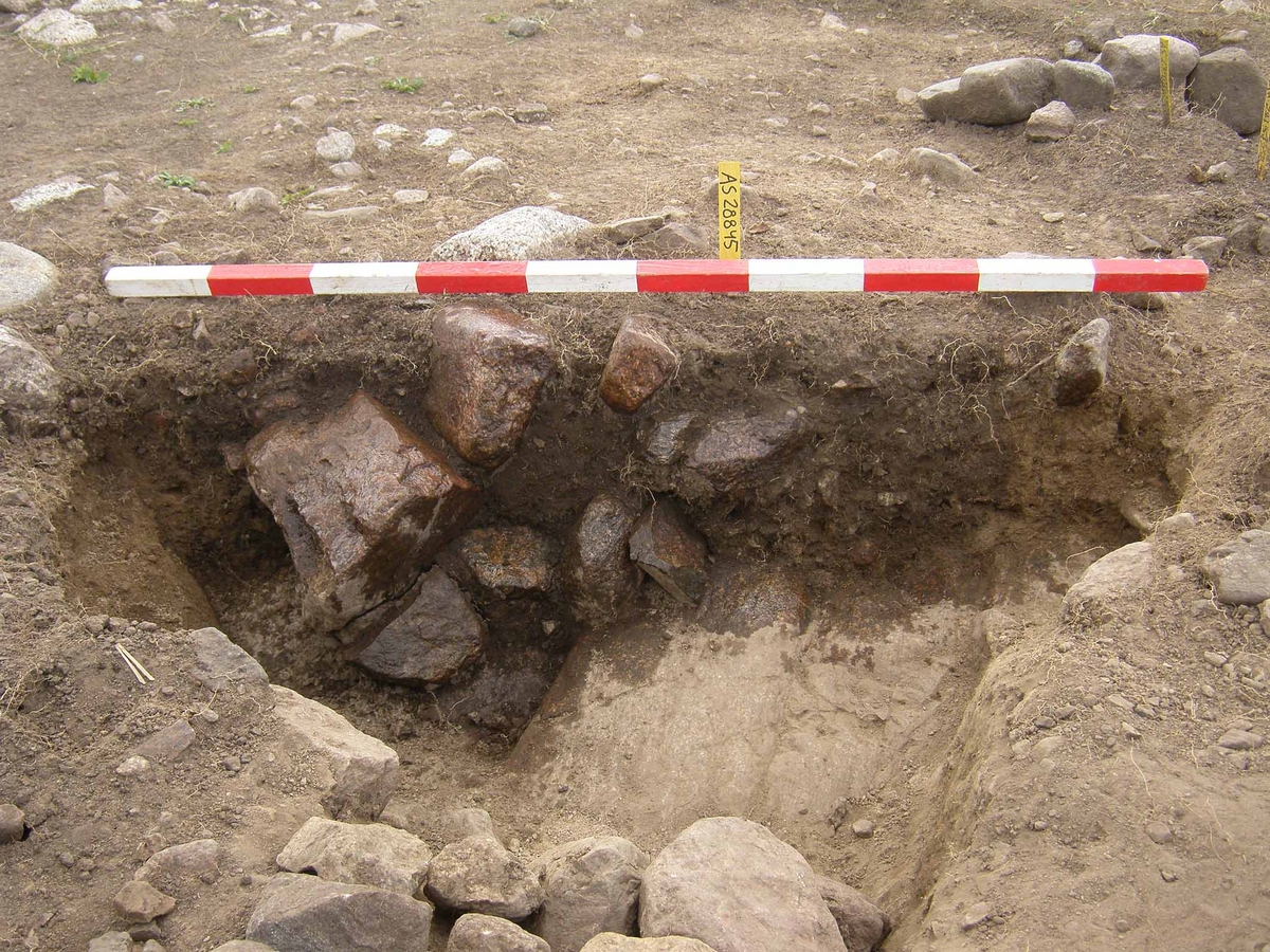 Arkeologisk slutundersökning, stolphål A28845, sektion, Berget, Gamla Uppsala, Uppsala 2008