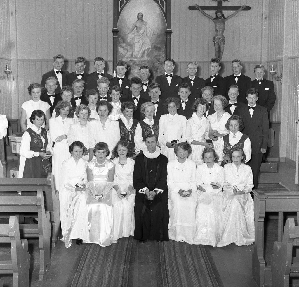 Konfirmasjonen i Andenes kirke 2.9.1956. Kallskapelan Sigurd Laland.