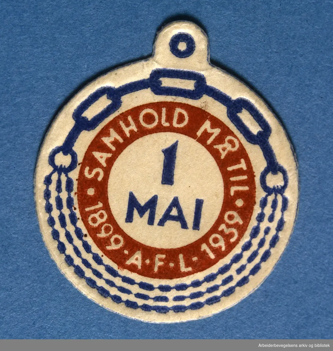Arbeiderpartiets 1. mai-merke fra 1939, som.markerte Arbeidernes Faglige Landsorganisasjons 40-årsjubileum