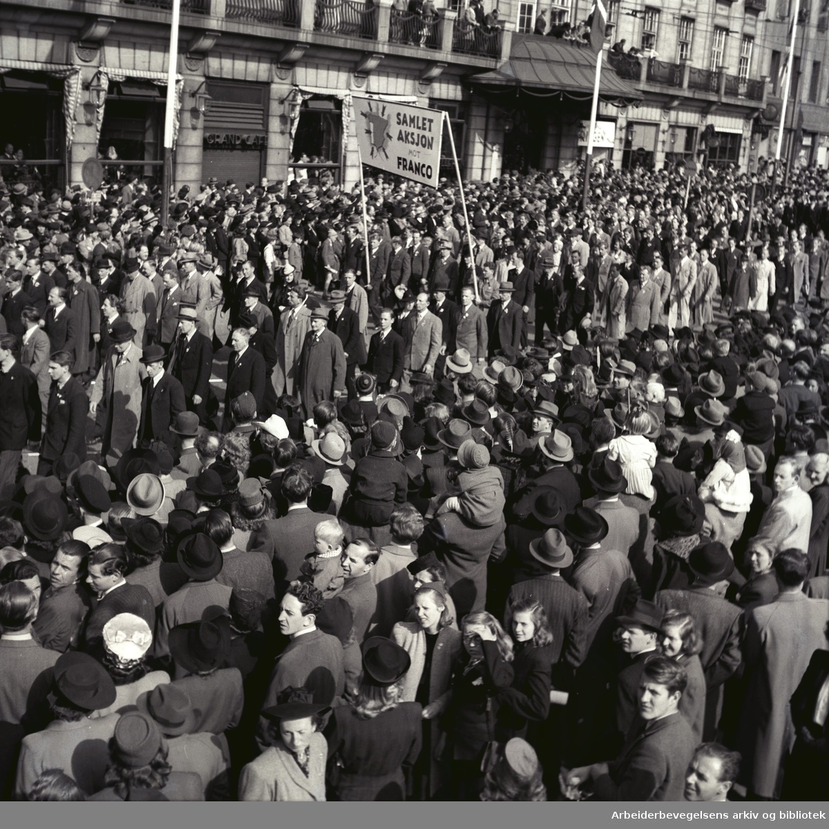 1. mai 1946, demonstrasjonstoget. Parole: Samlet aksjon mot Franco.