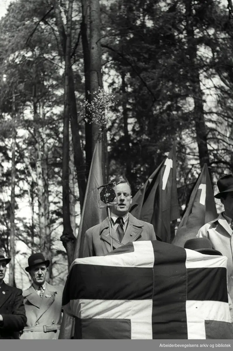 1. mai 1947, August Schau taler i Skøyenlunden på Skøyenåsen.
