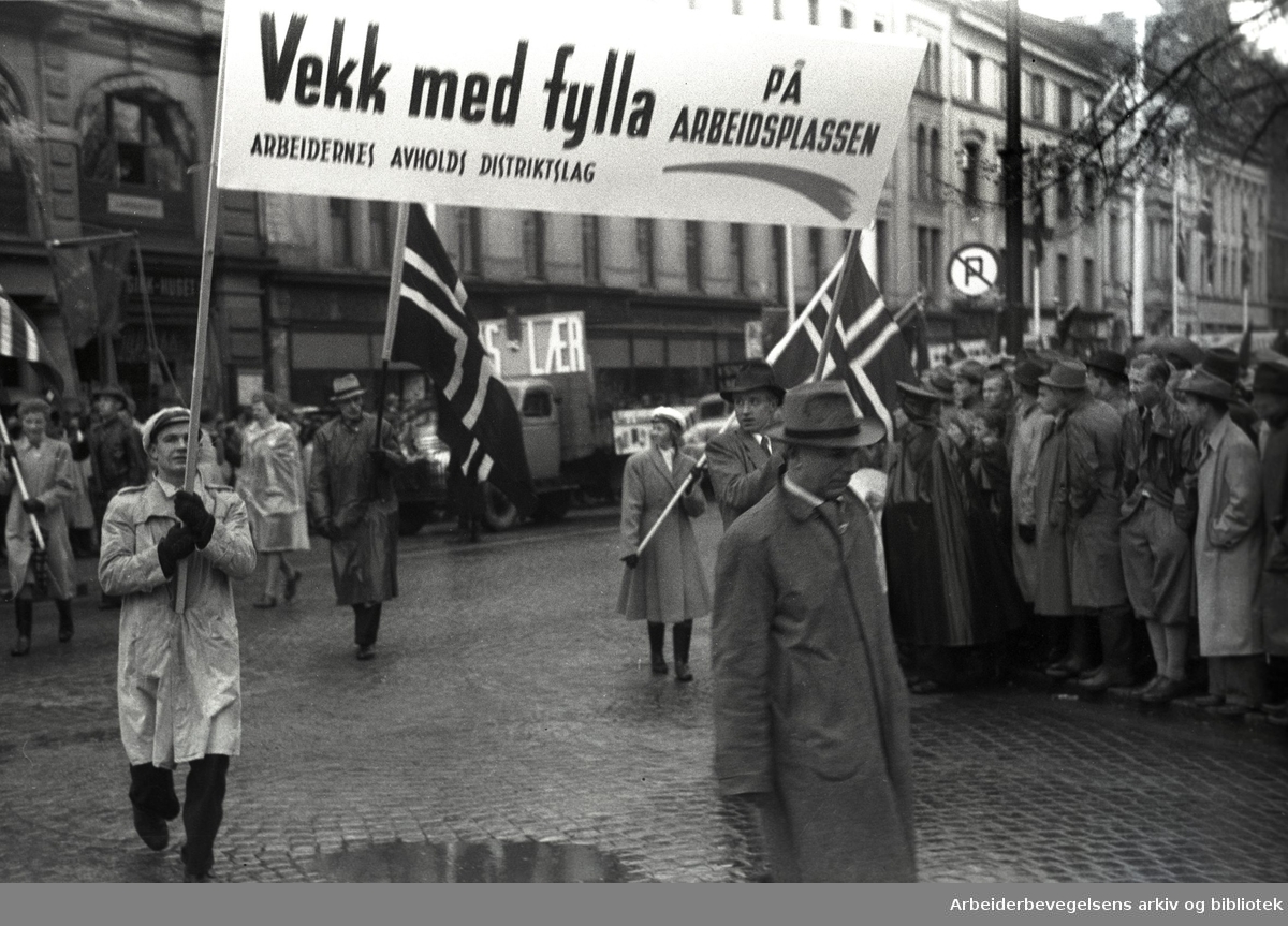 1. mai 1948, demonstrasjonstoget. Parole: Vekk med fylla på arbeidsplassen. Arbeidernes avholds distriktslag.