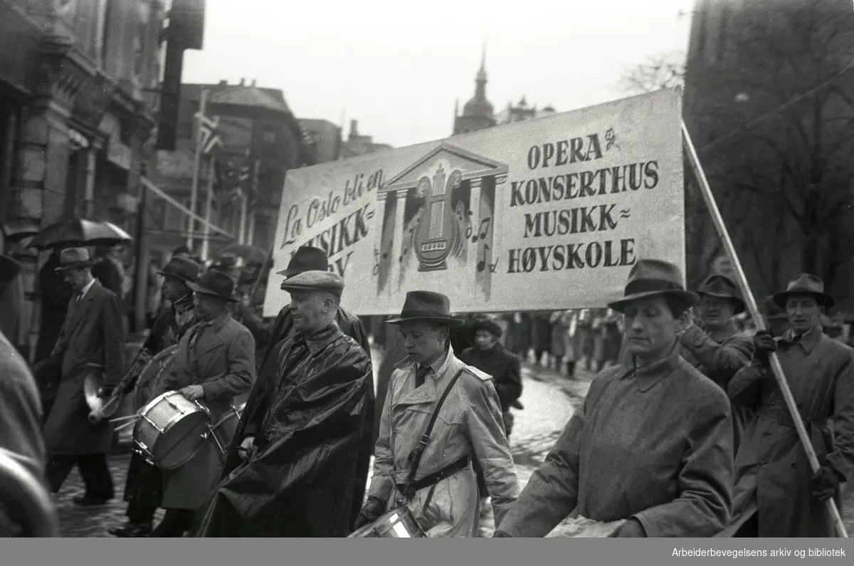 1. mai 1948, demonstrasjonstoget. Parole: La Oslo bli en musikkby. Opera Konserthus Musikkhøyskole.