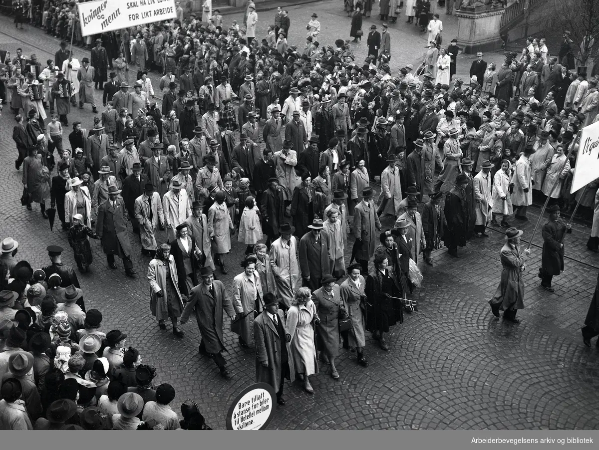 1. mai 1950, demonstrasjonstoget. Parole: Kvinner og menn skal ha lik lønn for likt arbeide.