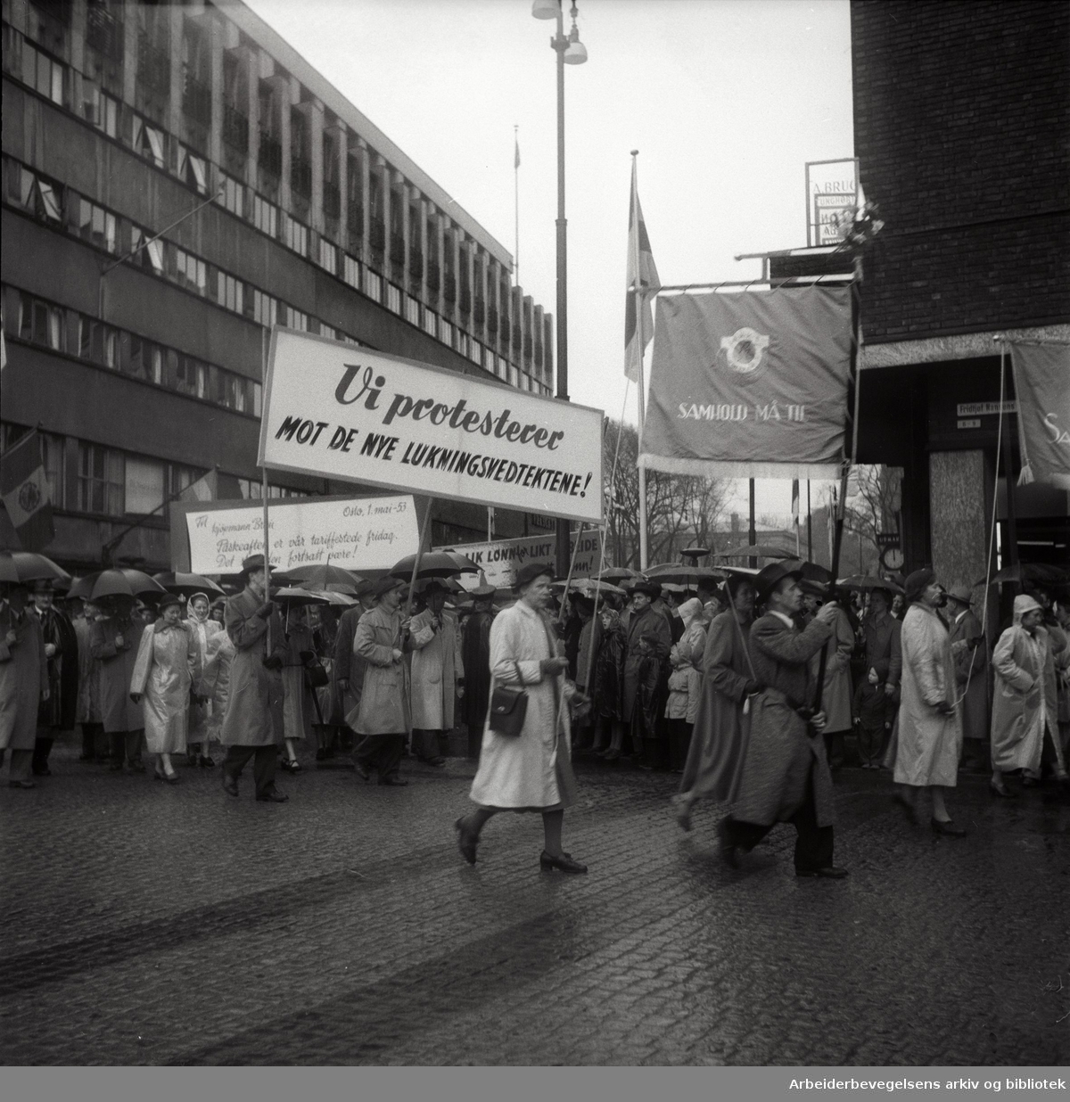 1. mai 1953 i Oslo.Demonstrasjonstoget.Parole: Vi protesterer mot de nye lukningsvedtektene!..