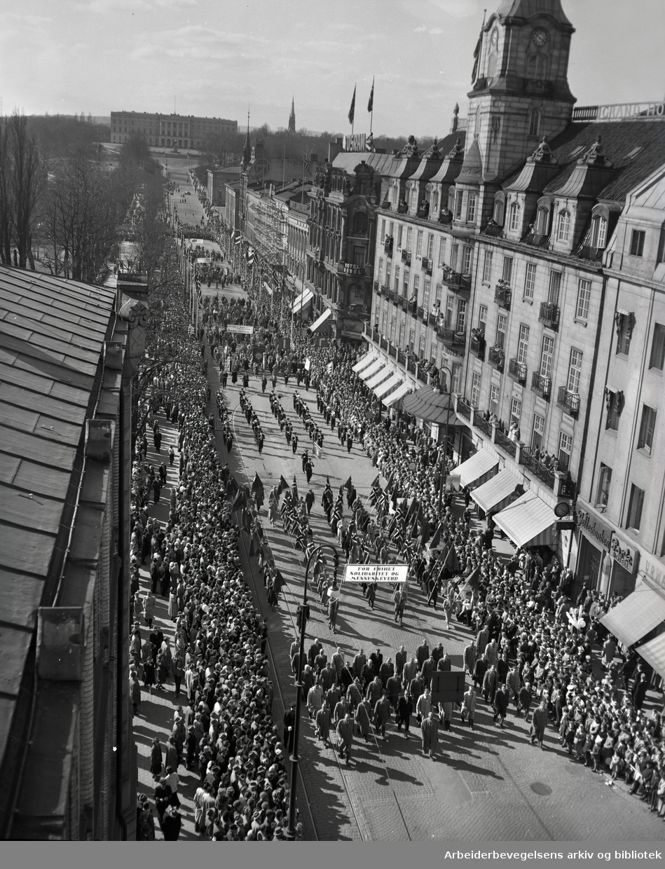 1. mai 1956 i Oslo.Demonstrasjonstoget på Karl Johans gate.Parole: For frihet, solidaritet og menneskeverd.