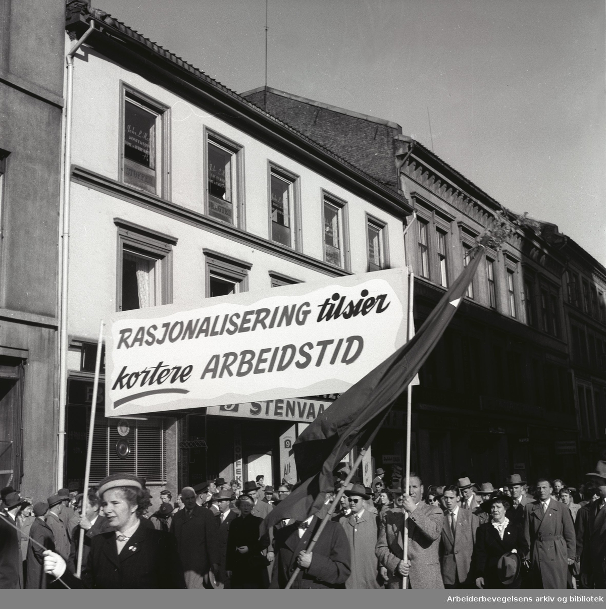 1. mai 1956, demonstrasjonstoget på Youngstorget. Parole: Rasjonalisering tilsier kortere arbeidstid.