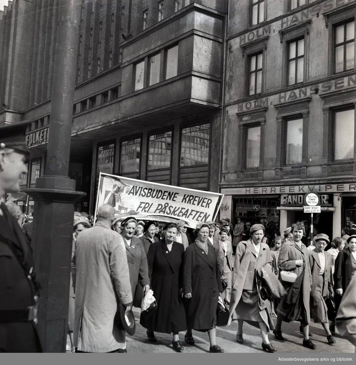 1. mai 1958, Youngstorget. Parole: Avisbudene krever fri påskeaften.