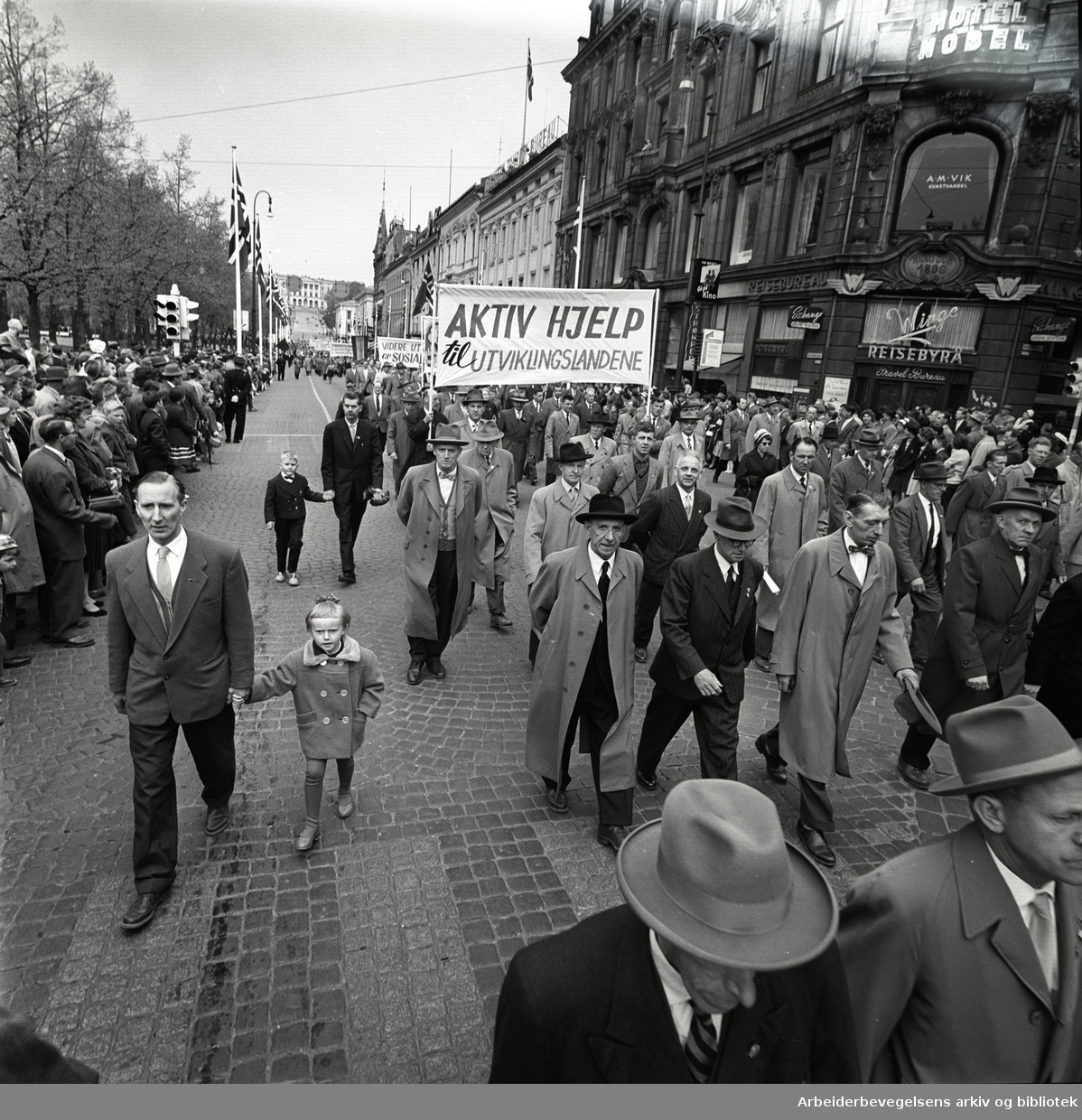 1. mai 1961 i Oslo.Demonstrasjonstoget på Karl Johans gate..Parole: Aktiv hjelp til utviklingslandene.