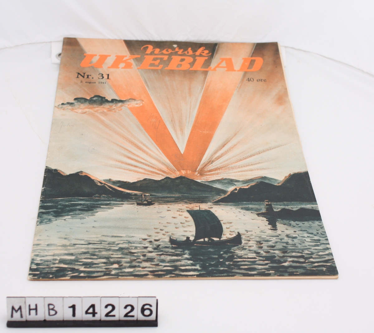 Magasin med rektangulær form som inneholder diverse artikler, reklame og tegneserier. På forsiden er to båter på en fjord med fjell i bakgrunnen. Det er solnedgang, og strålene fra sola danner en V. Dette er Norsk Ukeblad nr. 31.