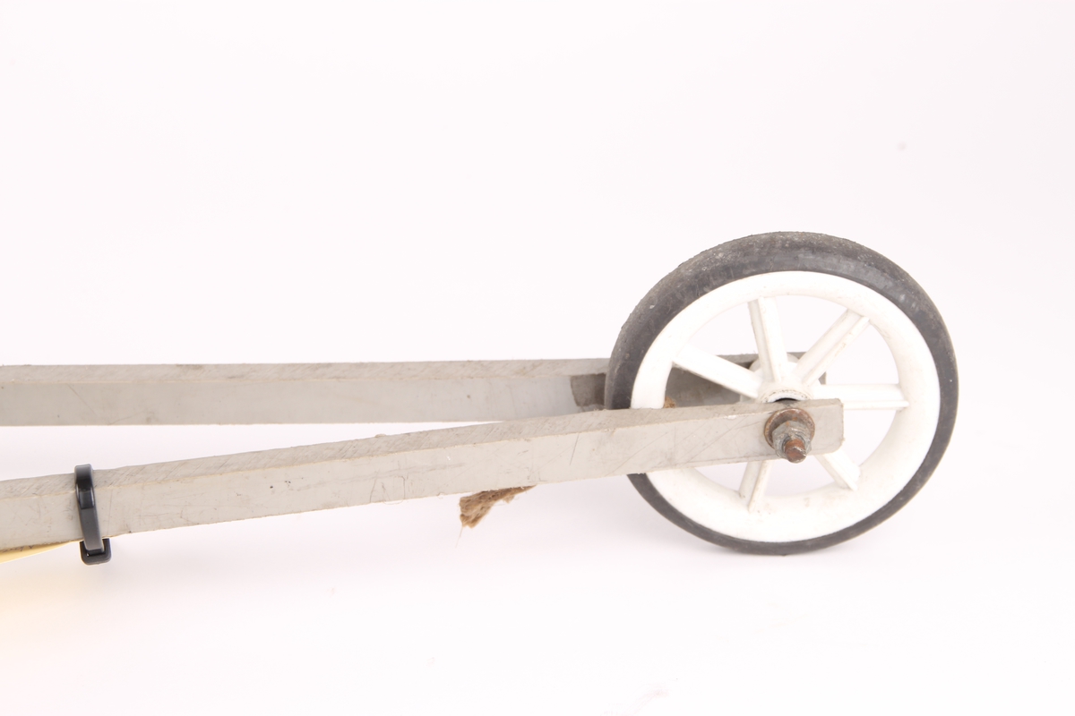 En enkelt rulleski med i alt fem hjul og brems.