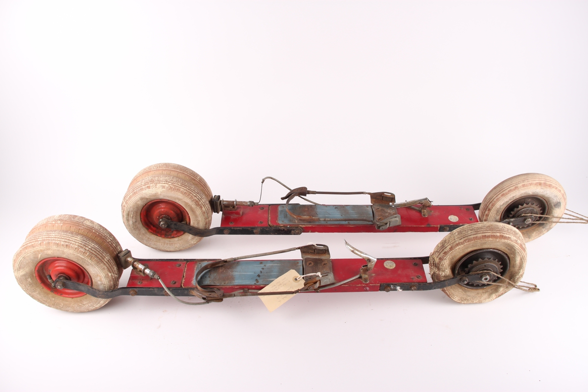 Rulleski med tre hjul, brems og Tempo-binding. Rulleskiene kan legges sammen.