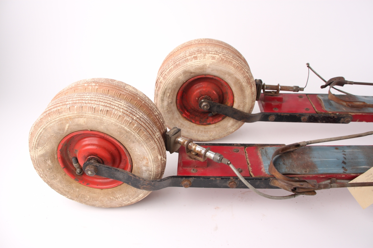 Rulleski med tre hjul, brems og Tempo-binding. Rulleskiene kan legges sammen.