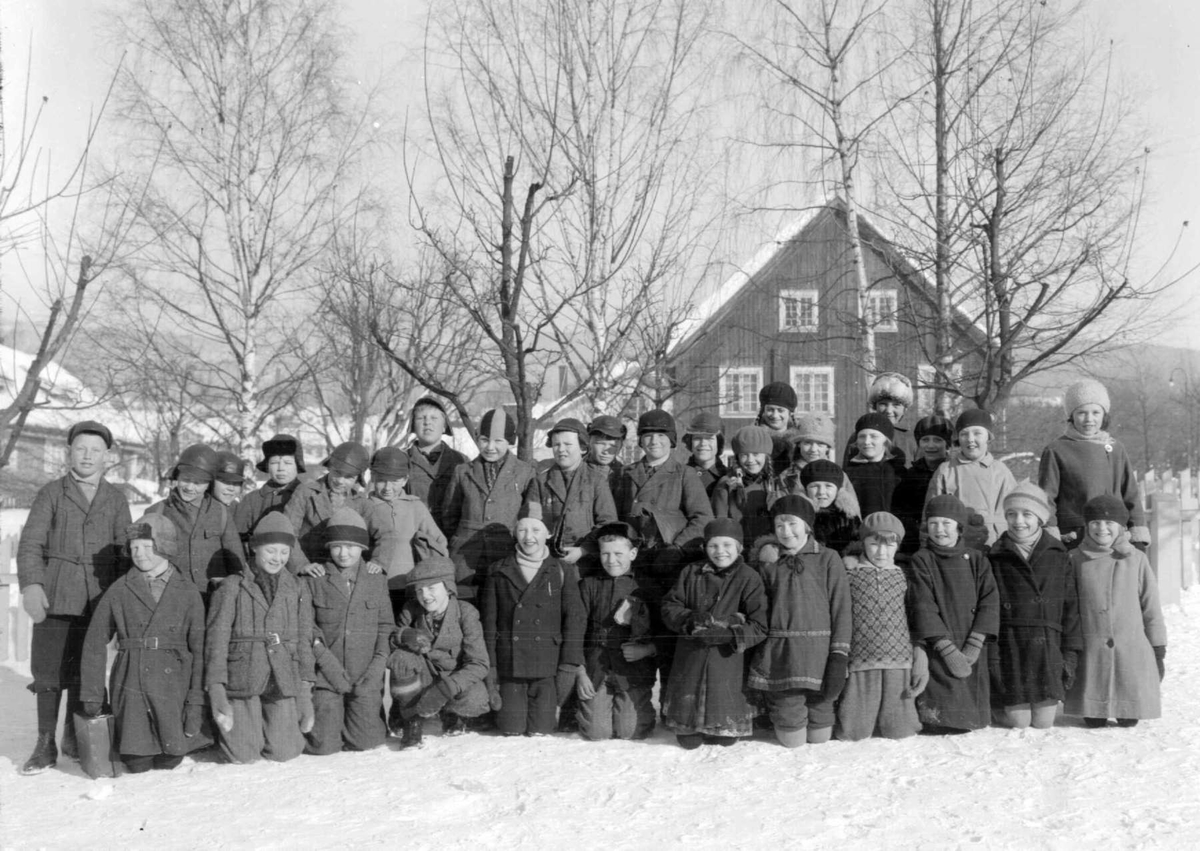 Klassebilde. Vinter. Lillehammer folkesskole 1925. Elever. Hammer gård.