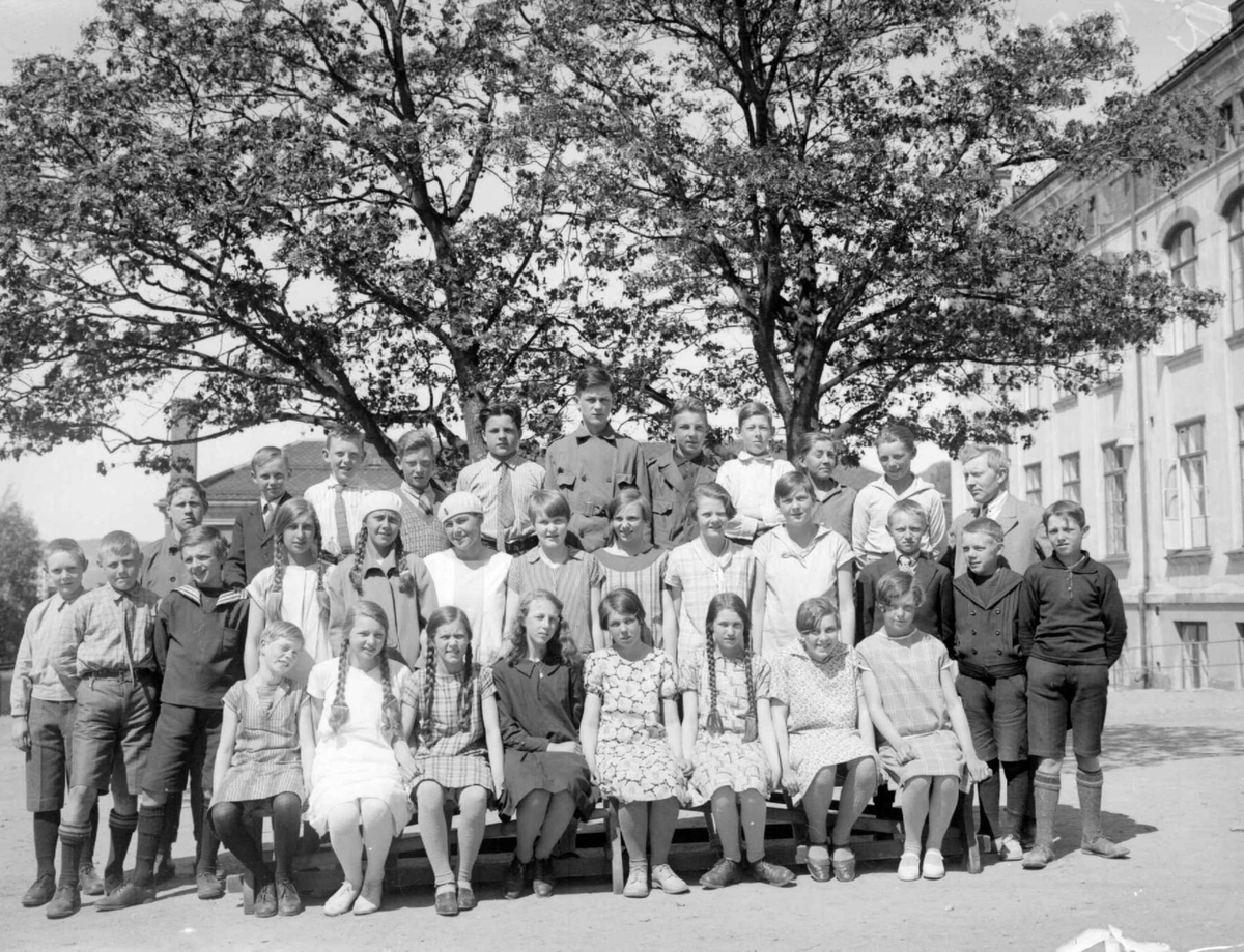 Klassebilde. Lillehammer folkesskole 7B 1925. Lærer og elever.
