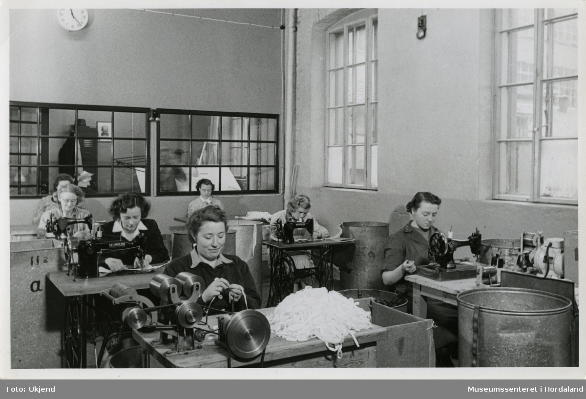 Ulike ledd i produksjonen ved Trengereid Fabrikker, truleg ca. 1950-52: kvinner på sysal.