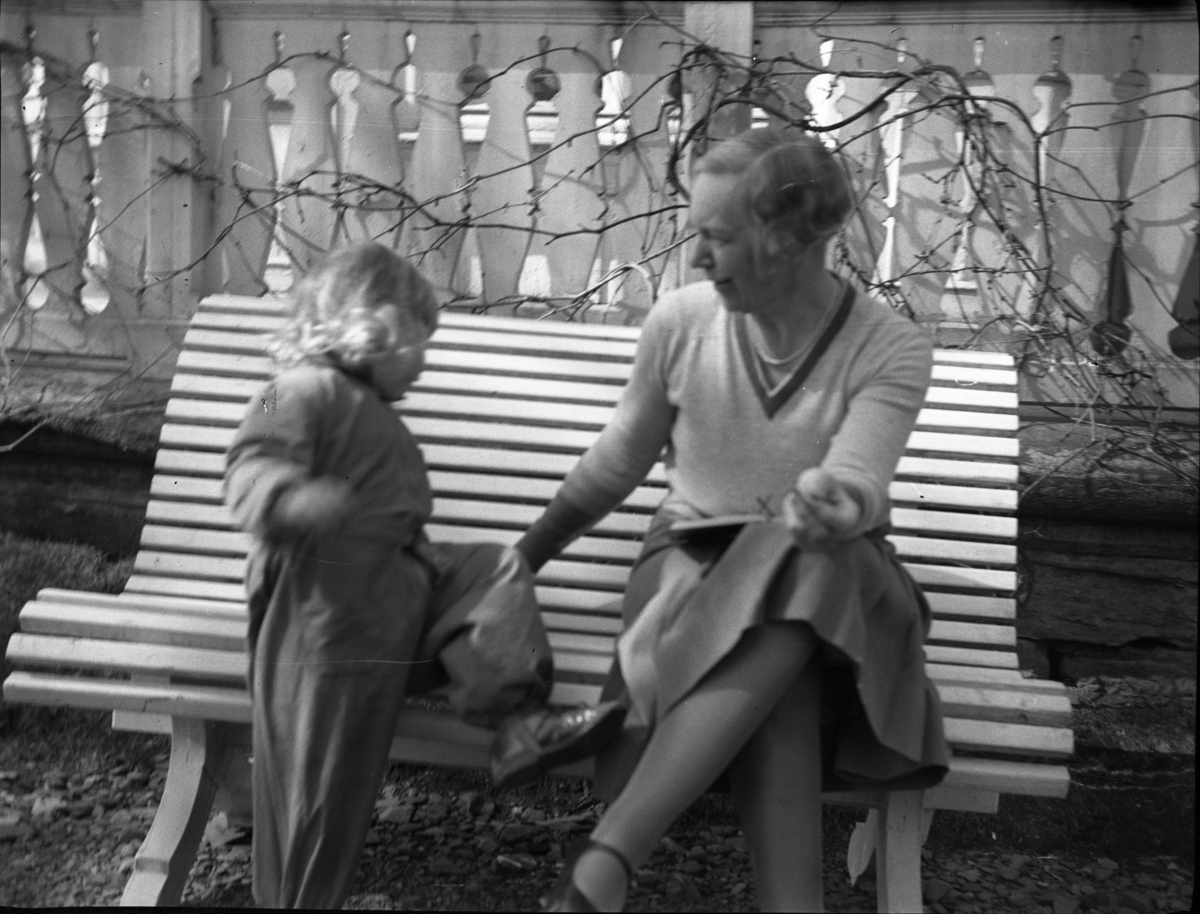 Fotoarkivet etter Gunnar Knudsen. Gunnar Knudsens datter Louise (Lulli), med barn fotografert på Borgestad Gård.