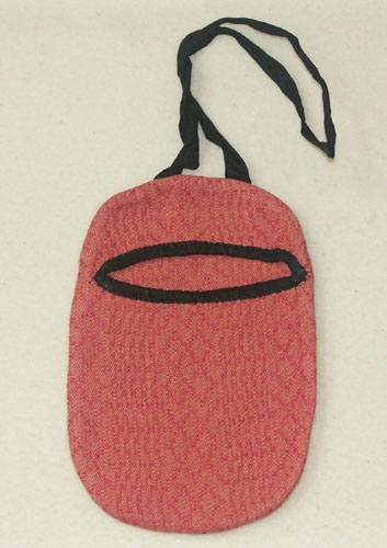 Kjolsäck till Sunnerbodräkt sydd i rosa daldrällstyg, sammat tyg har använts till  Sunnerbodräktens livstycken. Kjolsäckens öppning är kantad med svart ripsband, troligen av siden, som också använts till handtaget. På baksidan är kjolsäcken märkt med IBH.Kjolsäcken har använts till uthyrning.